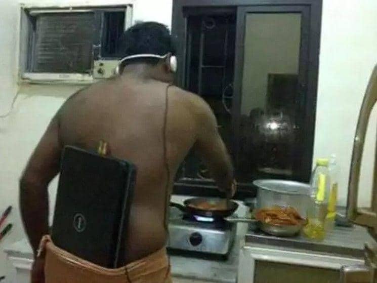 Bantu di dapur sambil menikmati musik