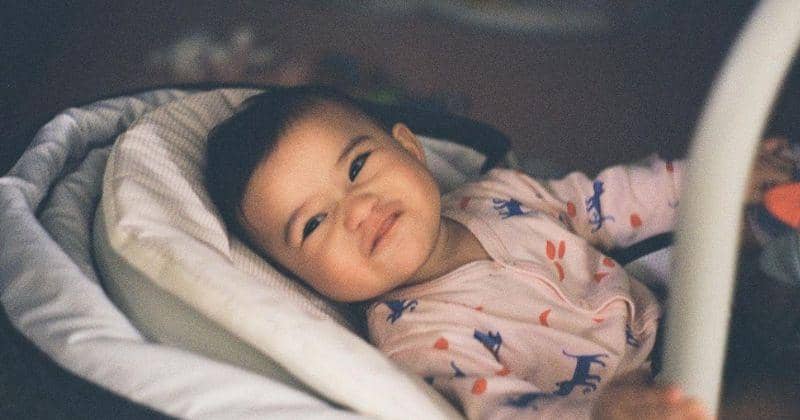 7 Foto Baby Millie Anak Derby Romero yang Semakin Bule