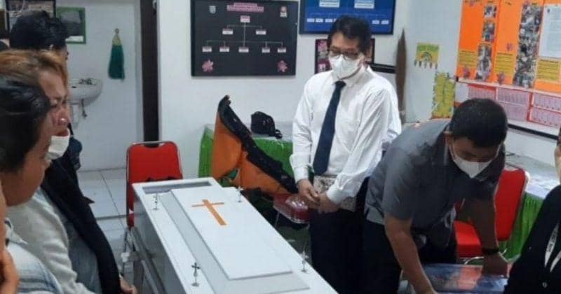 Korban saat disemayamkan di rumah duka - IDN Times/Dicky