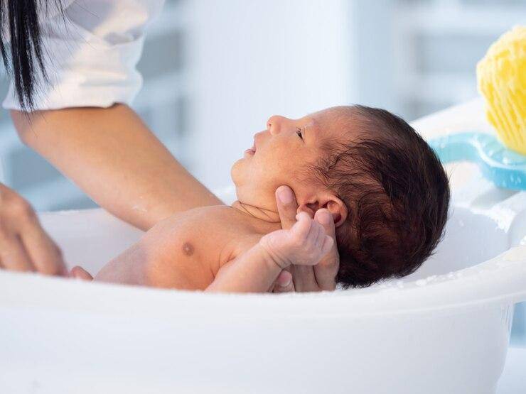 Apakah Bayi Harus Mandi Setiap Hari? Ini Penjelasannya!