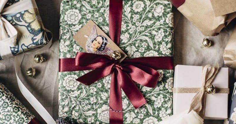 7 Ide Hadiah untuk Tukar Kado saat Bermain Secret Santa