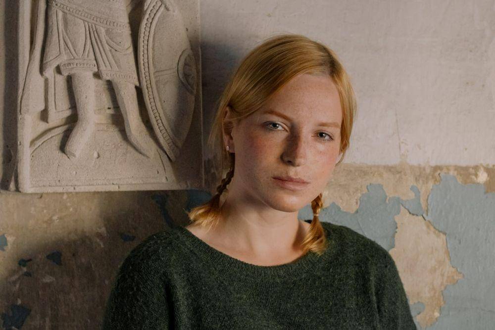 ilustrasi foundation yang cakey (pexels.com/cottonbro studio)