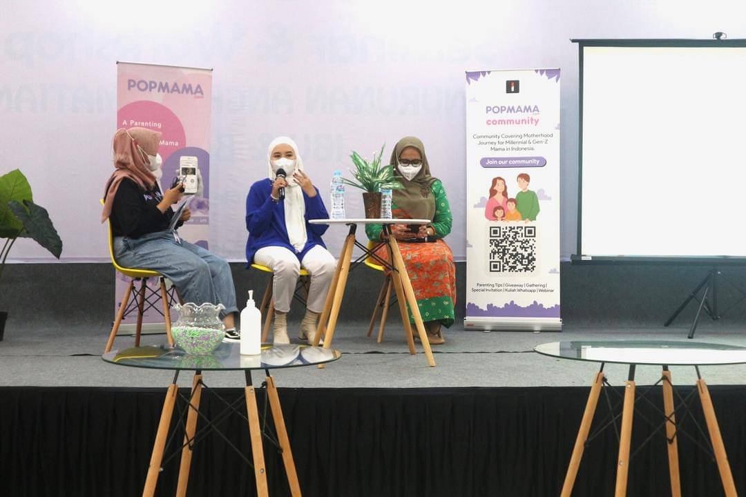 Popmama Arisan Surabaya menghadirkan pembicara Dokter Spesialis Anak dan Mom Influencer - (Dok. IDN Media)