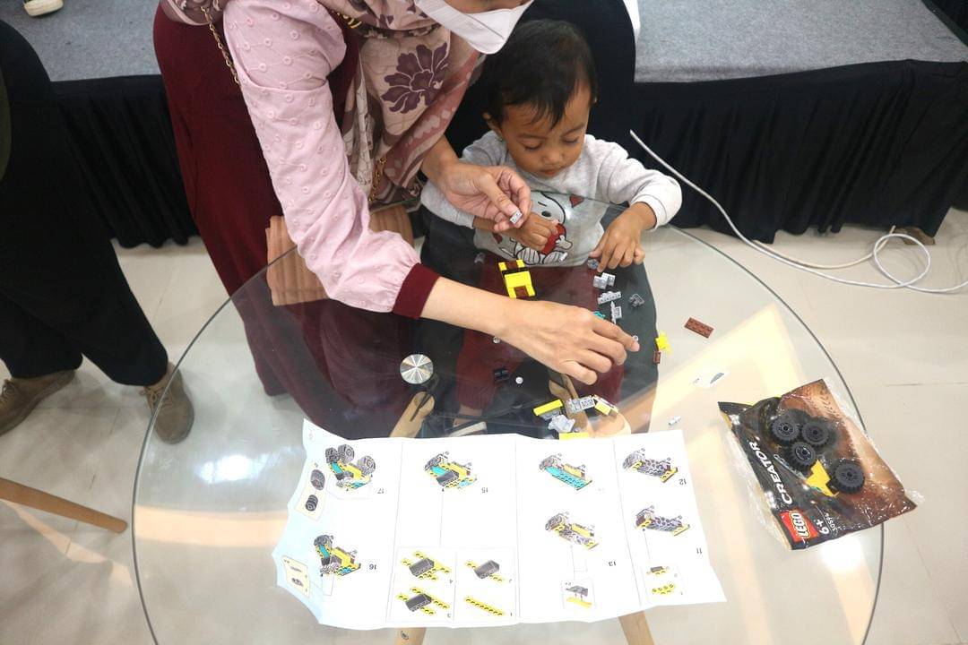 Sesi bermain lego bersama di Popmama Arisan Surabaya - (Dok. IDN Media)