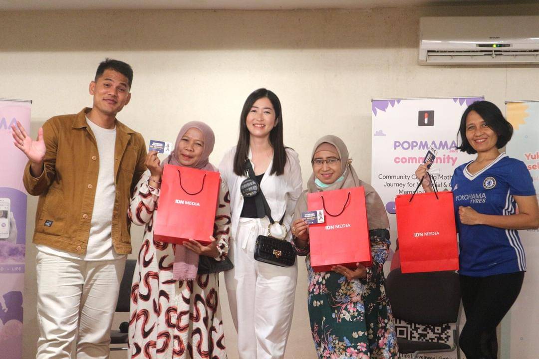 Pembicara Owner Crusstuff Melina Tandang bersama para peserta Popmama Arisan Surabaya. - (Dok. IDN Media)