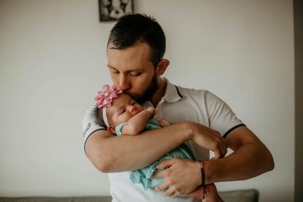 Riset: Tidur Bayi Lebih Tenang saat Bersama Papa