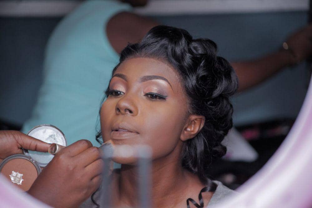 Ilustrasi mengaplikasikan bronzer