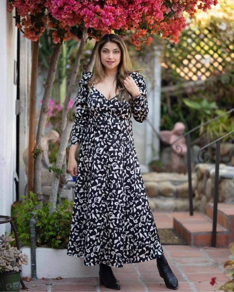 Instagram.com/sazaritaBukan Sarah Azhari namanya bila tak tampil fashionable dan kekinian melalui pemilihan outfit dan berpose dengan menawan di Instagram. Untuk menghadiri acara ulang tahun keponakannya, Sarah kembali memilih puff-sleeved dress warna ungu dengan bahan see-through di bagian lengan.  Sarah juga berfoto dengan flower crown multiwarna sebagai aksesori. Tak lupa, riasan wajah yang dipilih oleh sang model pun sederhana sehingga membuatnya terlihat awet muda.