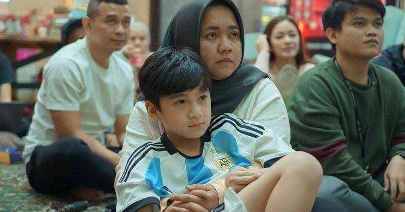 Rafathar dengan pengasuhnya, Mbak Lala - Instagram.com/shela_lala96