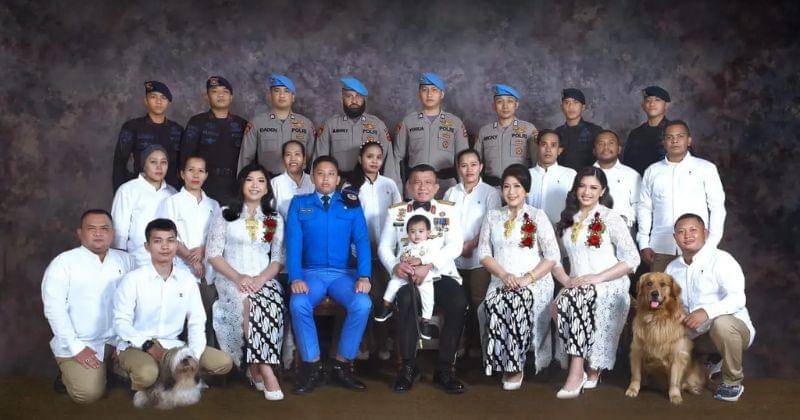 Facebook.com/Roslin Emika