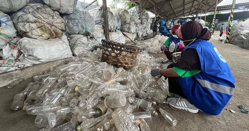 Sentra pengolahan limbah botol PET di Lombok PET. - Popmama.com/ Sandra Ratnasari