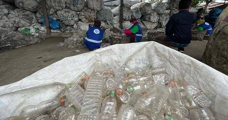 Sentra pengolahan limbah botol PET di Lombok PET. - Popmama.com/ Sandra Ratnasari