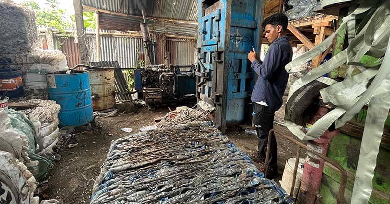 Sentra pengolahan limbah botol PET di Lombok PET. - Popmama.com/ Sandra Ratnasari