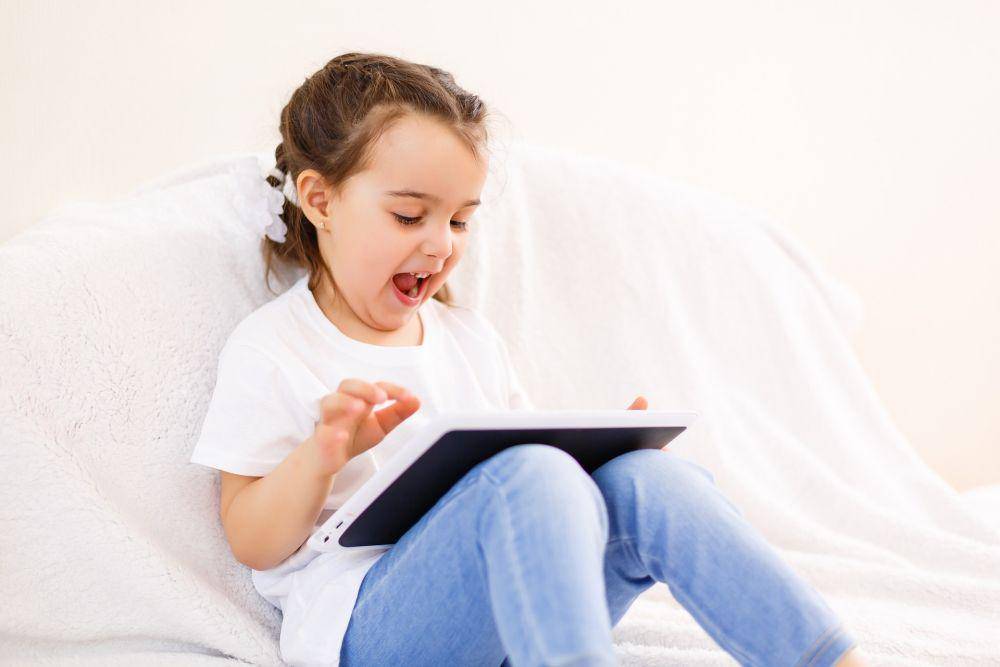 Anak bermain tablet