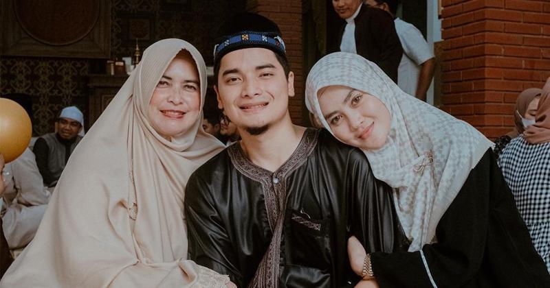 8 Foto Kebersaman Alvin Faiz dan Mamanya, Umi Yuni 