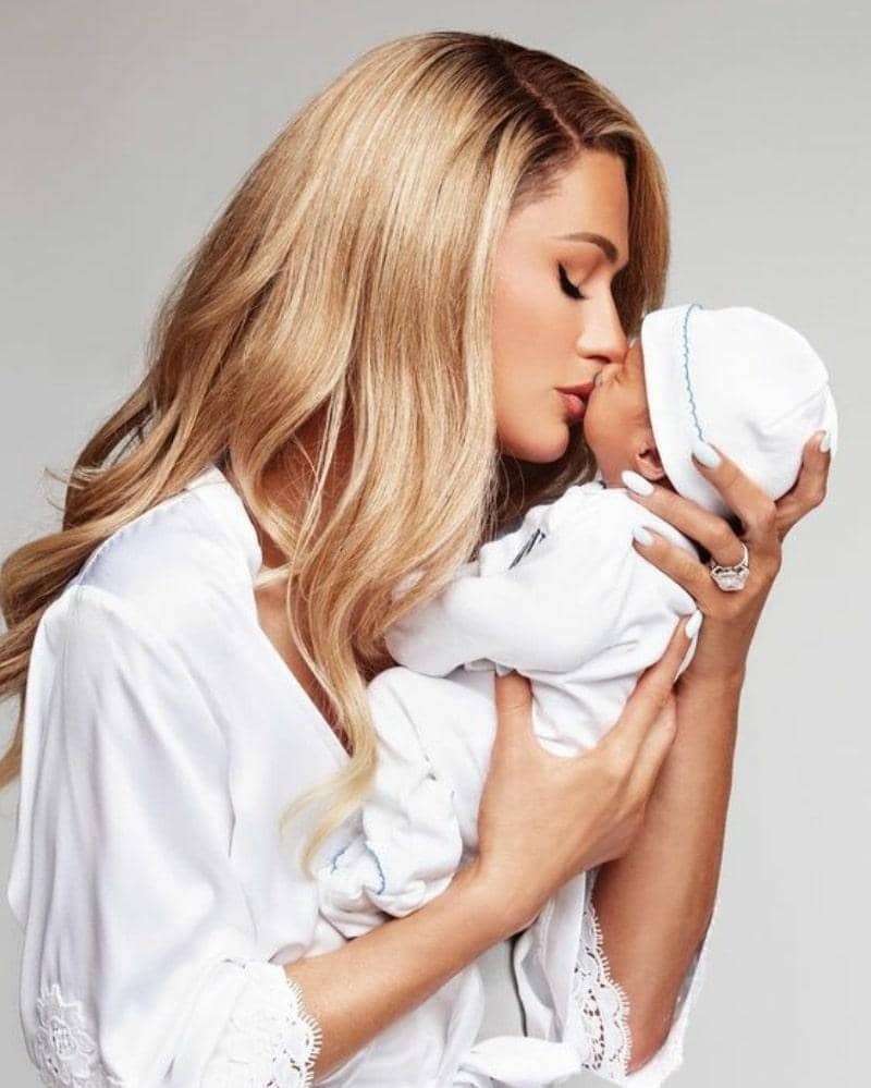 Instagram.com/parishilton