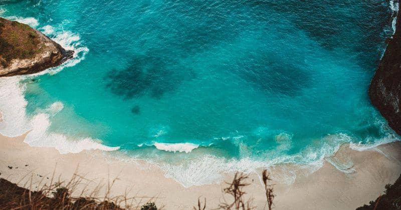 Pantai terbaik - Pantai Kelingking Bali - Unsplash/Kilarov Zaneit