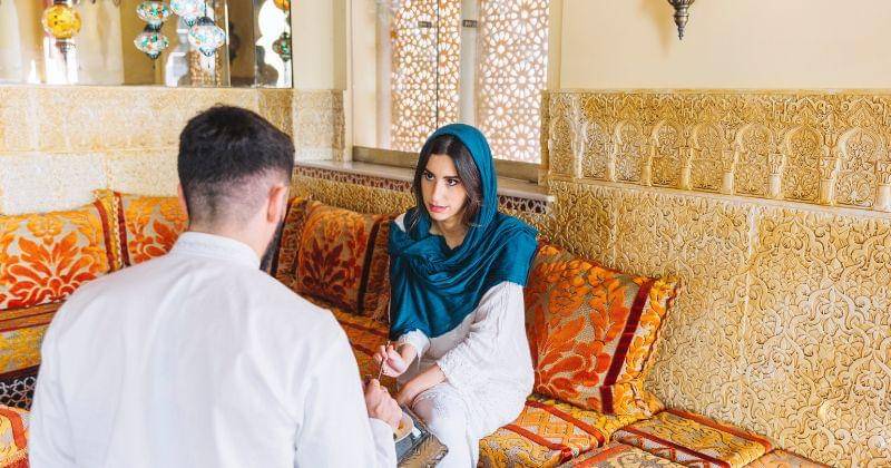 Dengarkan pasangan ketika berbocara adalah bentuk sikap santun kepada suami - Freepik