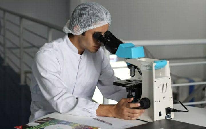 ilustrasi scientist (unsplash.com/Lucas Vasquas)