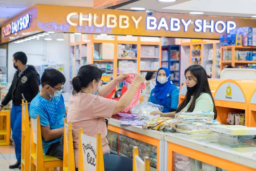 Salah satu pembeli yang tengah memilih baju bayi di Chubby Baby Shop - Dok. IDN Media/Herka Pangaribowo