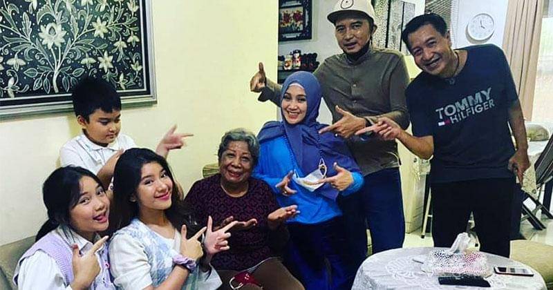 Instagram.com/sarisetyoastri