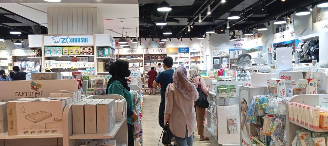 Suasana berbelanja perlengkapan bayi di Fany Baby Shop - Dok. IDN Media