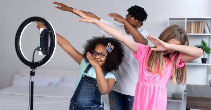 Ilustrasi anak main TikTok - Freepik.com