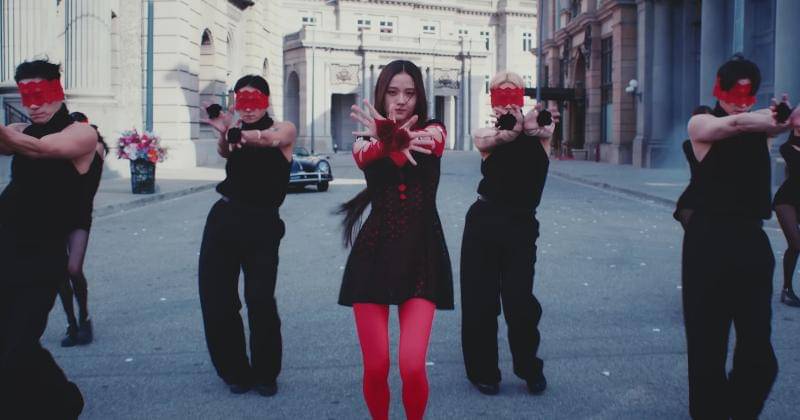 joker with card - YouTube.com/BLACKPINK