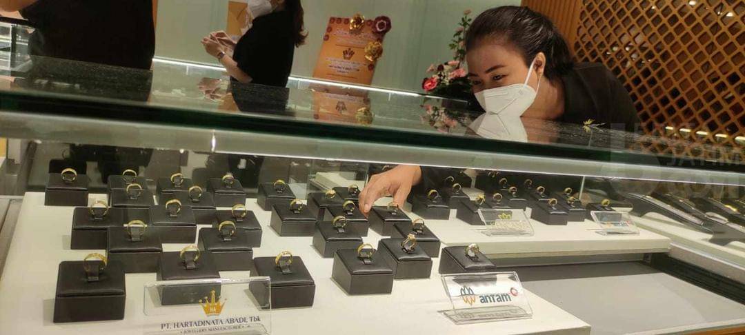 Penjualan perhiasan emas meningkat.