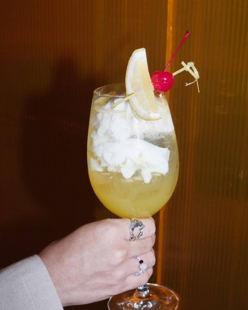 Dok. Lucy in the Sky