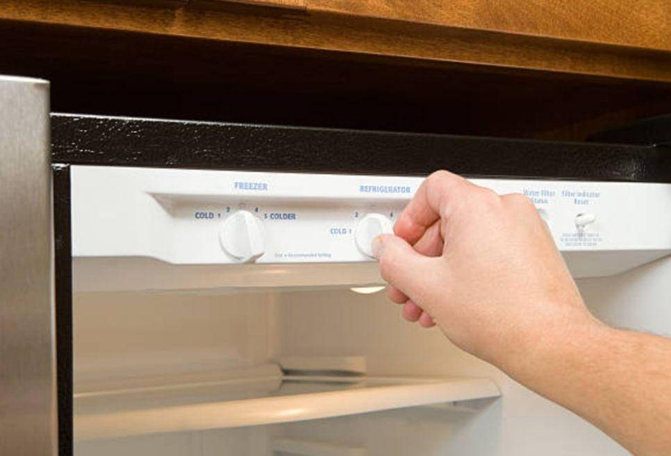 ilustrasi seseorang yang mengatur suhu kulkas