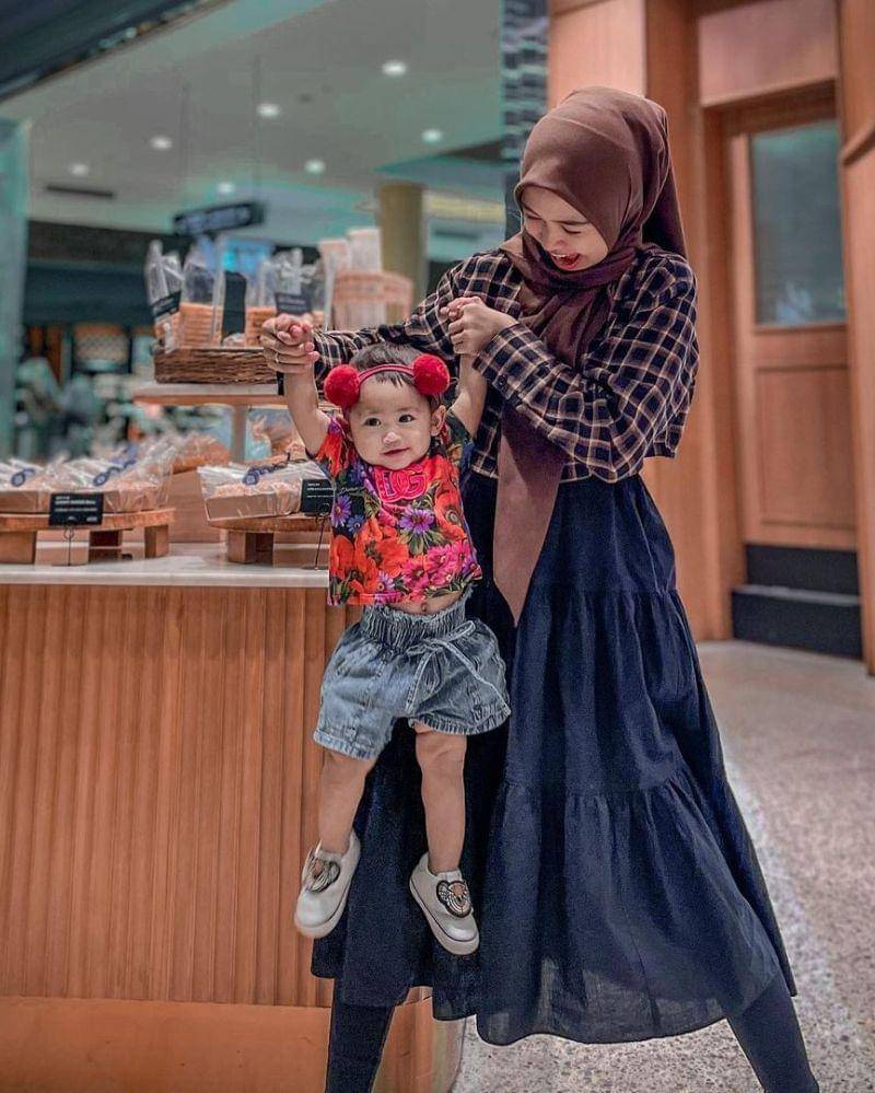 Instagram.com/@riaricis1795