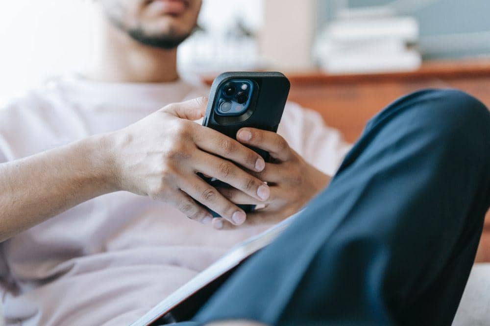 9 Ide Status Lucu Papa Muda untuk WhatsApp, Mengundang Tawa