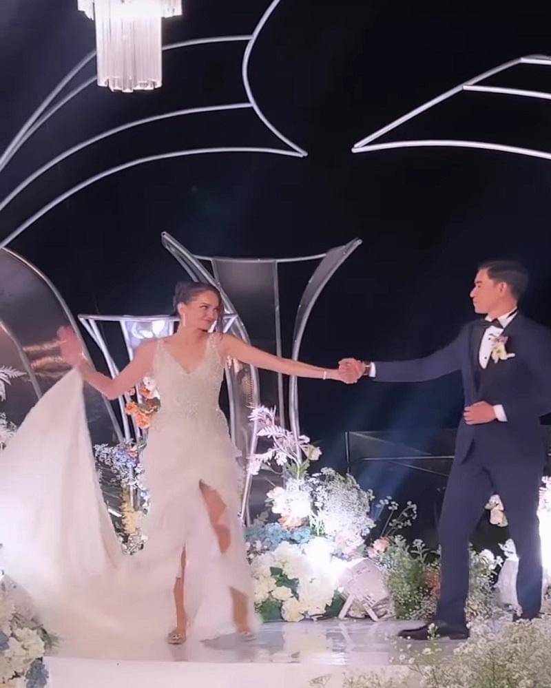 instagram.com/febbyrastanty8. Belahan gaun dan detail di ujung gaun