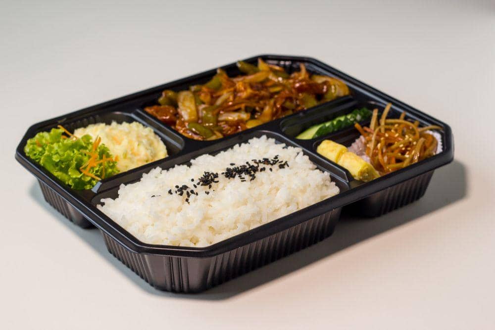 Empat guru mencicipi menu MBG sebelum makanan dibagikan kepada siswa