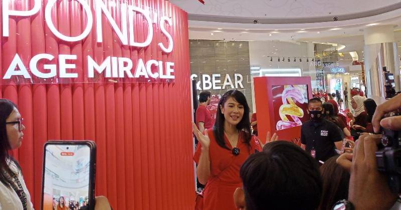 Dian Sastrowardoyo di konferensi pers POND'S Age Miracle Lab pada Kamis (8/6/2023). - Popmama.com/Nurul Khoiriyah