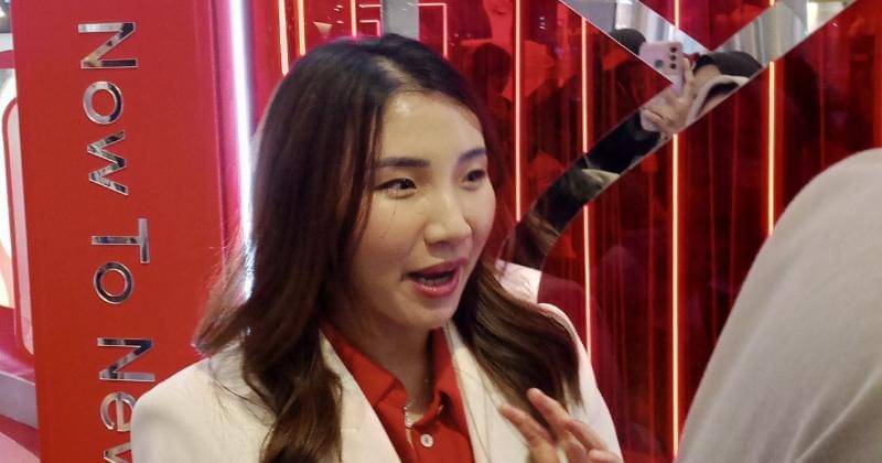 dr. Claudia Christin, MBBS, Ph.D dalam konferensi pers POND'S Age Miracle Lab pada Kamis (8/6/2023). - Popmama.com/Nurul Khoiriyah