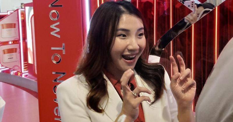 dr. Claudia Christin, MBBS, Ph.D dalam konferensi pers POND'S Age Miracle Lab pada Kamis (8/6/2023). - Popmama.com/Nurul Khoiriyah