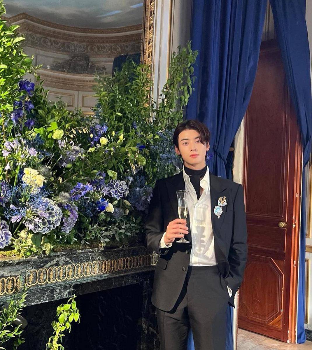 Instagram.com/eunwo.o_c