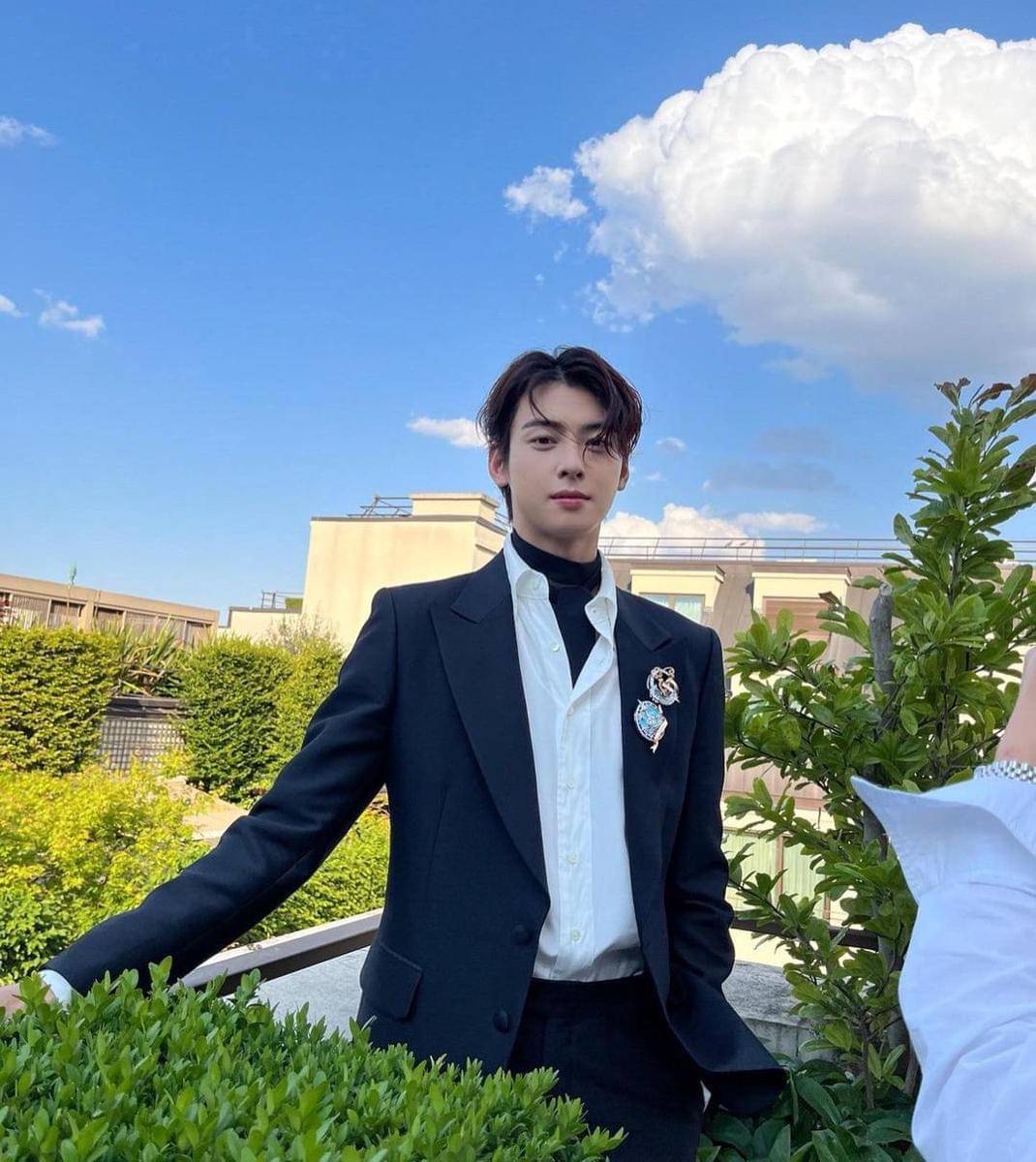 Instagram.com/eunwo.o_c