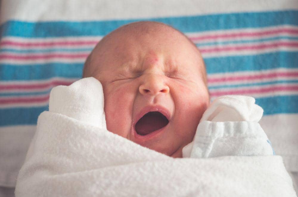 8 Meme Bayi Menguap, Gemas Banget!
