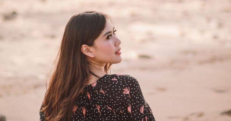 5 Potret Rambut Panjang Berkilau ala Syahnaz Sadiqah