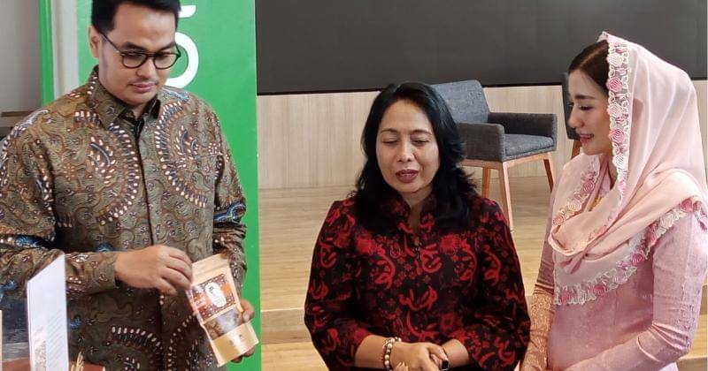 Menteri PPPA RI, Bintang Puspayoga (tengah) pada konferensi pers peluncuran "Modul Perempuan Maju Digital", Rabu (12/7/2023) di Tokopedia Tower. - Popmama.com/Nurul Khoiriyah