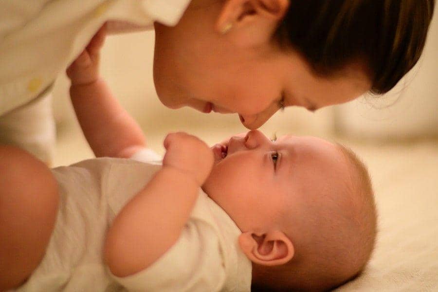 Bayi yang diduga dijual kini kembali ke pelukan ibunya