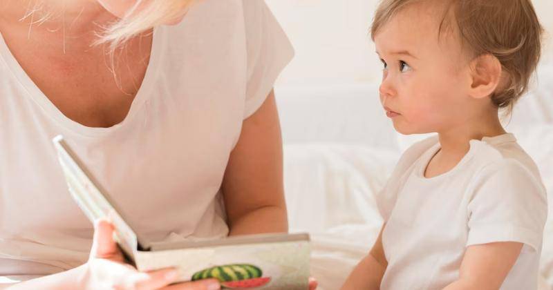 7 Manfaat Membacakan Buku Cerita pada Bayi sebelum Tidur