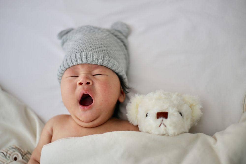 Bangun tidur ditemani boneka kesayangan