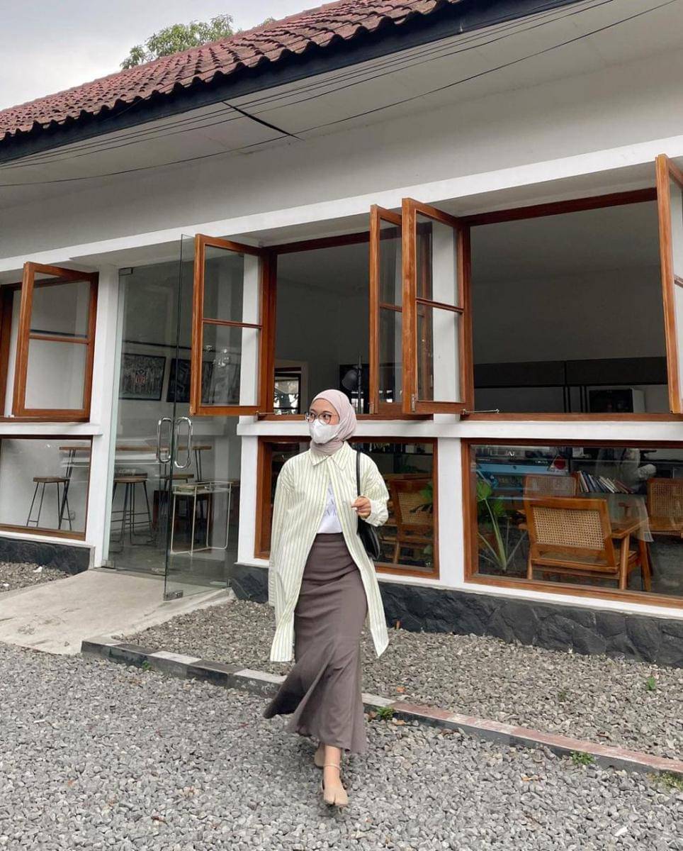 inspirasi OOTD dengan kemeja garis-garis ala Fitrah Ayudia