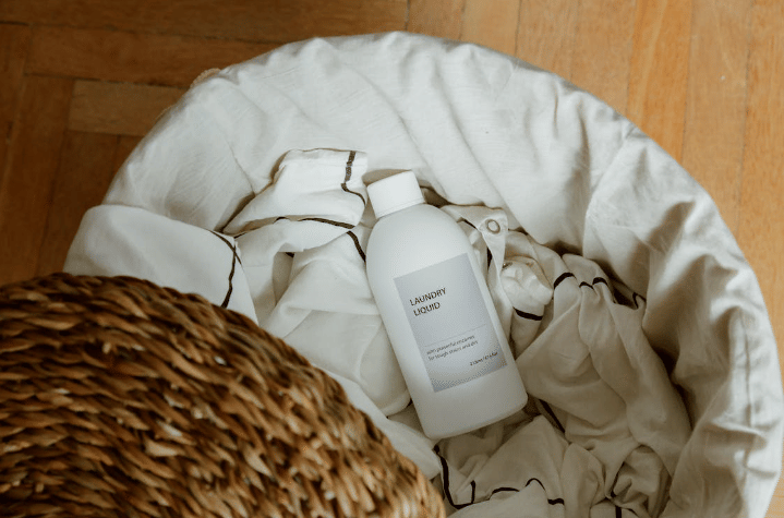 ilustrasi detergen di keranjang