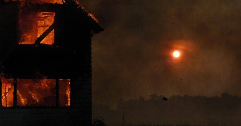 Ilustrasi rumah terbakar - Unsplash/Jen Theodore