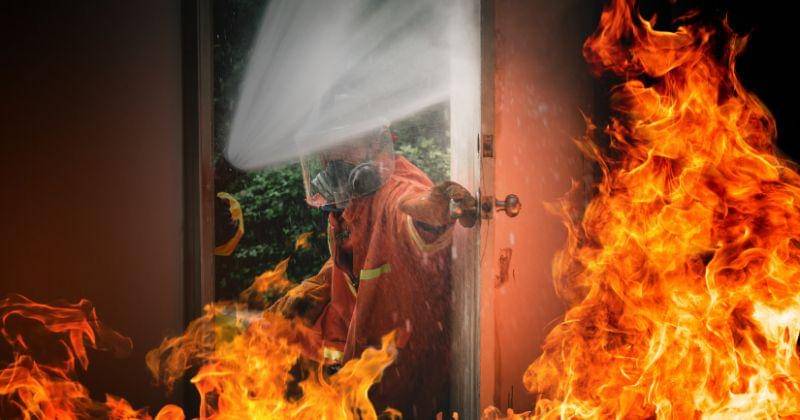 Ilustrasi rumah kebakaran - Freepik/partystock